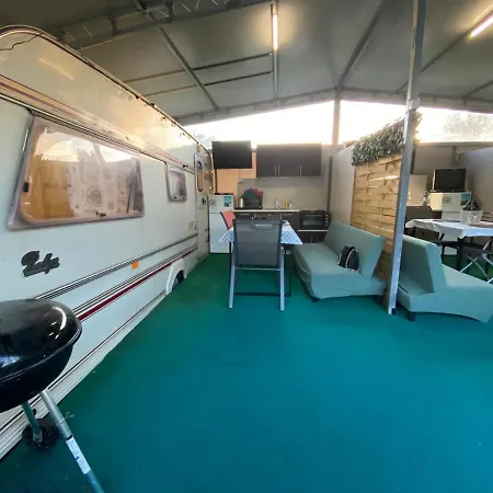 Sunny House Caravans キャンプ場 *